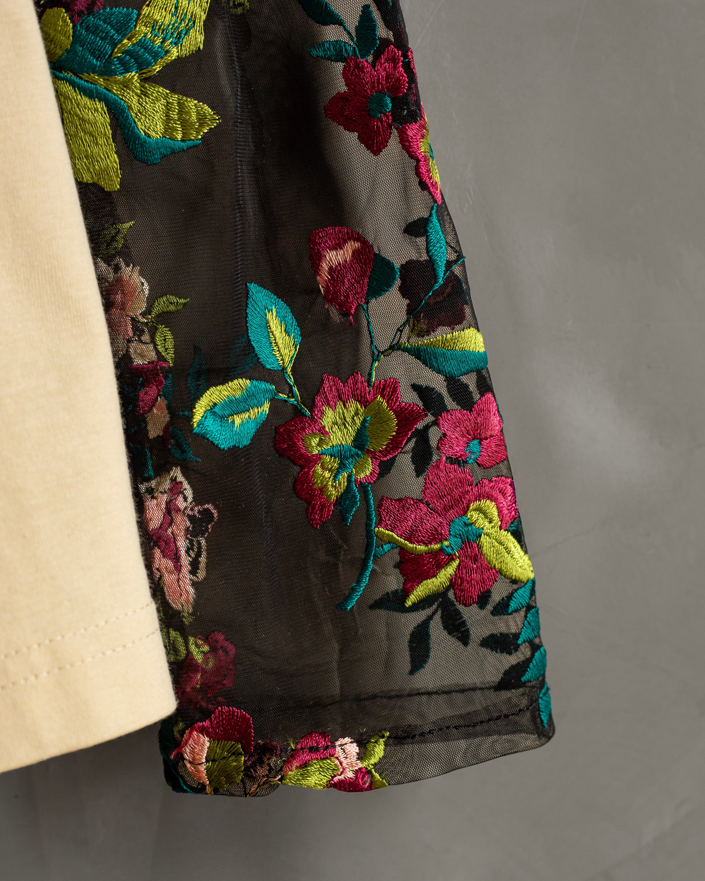 Blusa beige calaveras con manga