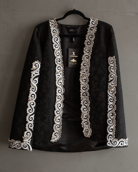 Capa negra con medallon