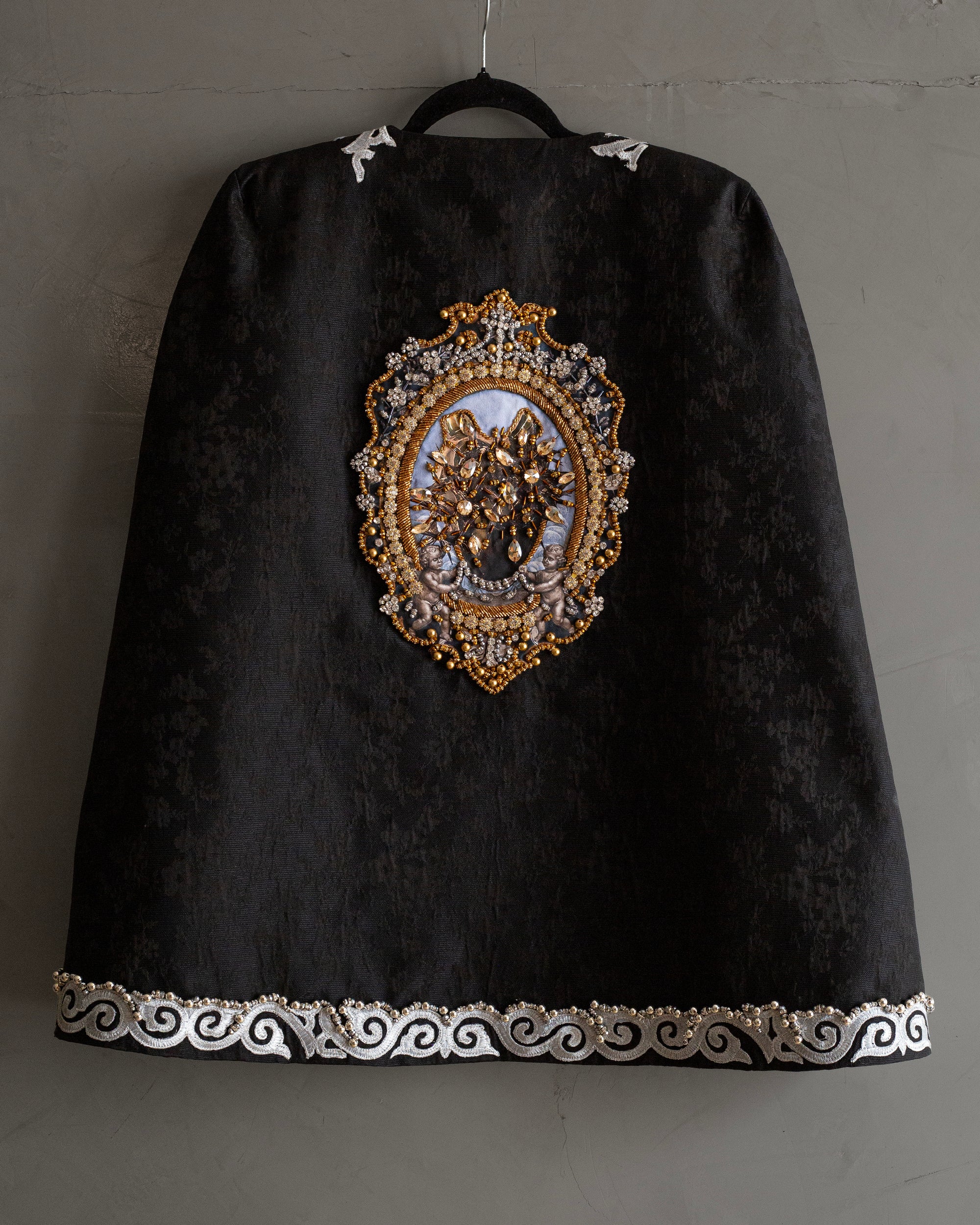 Capa negra con medallon