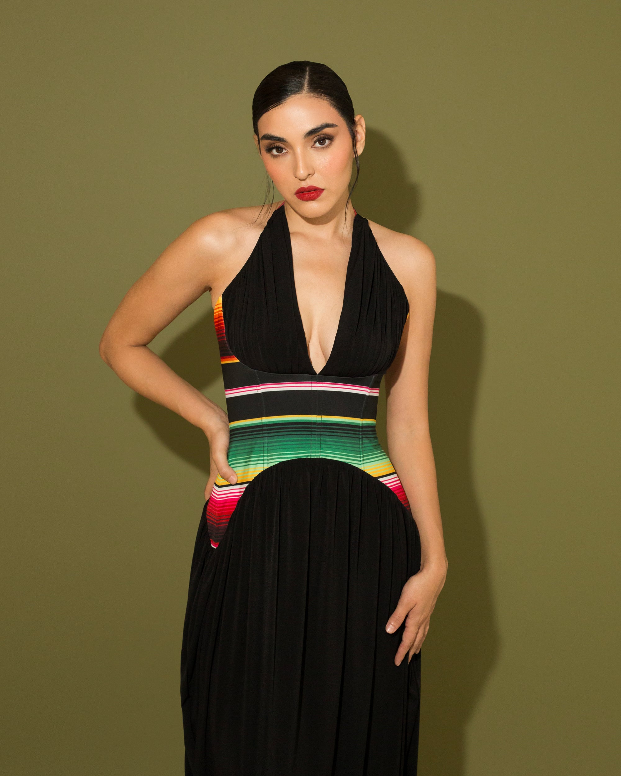 Vestido halter negro con zarape