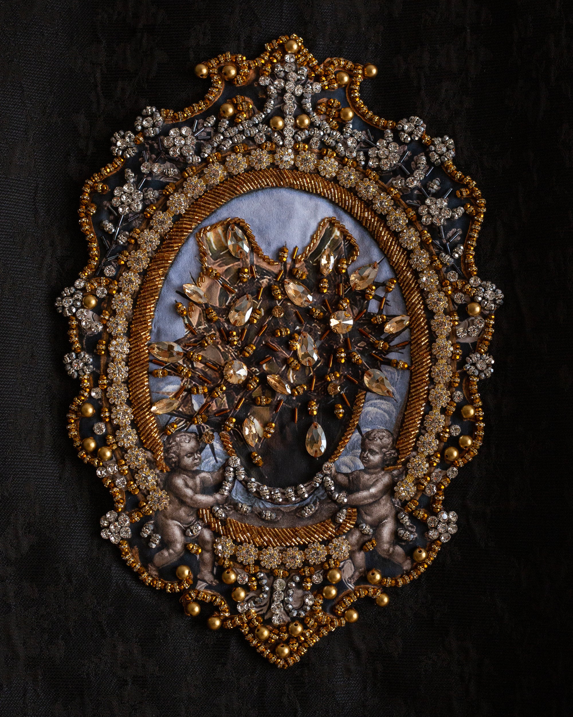 Capa negra con medallon