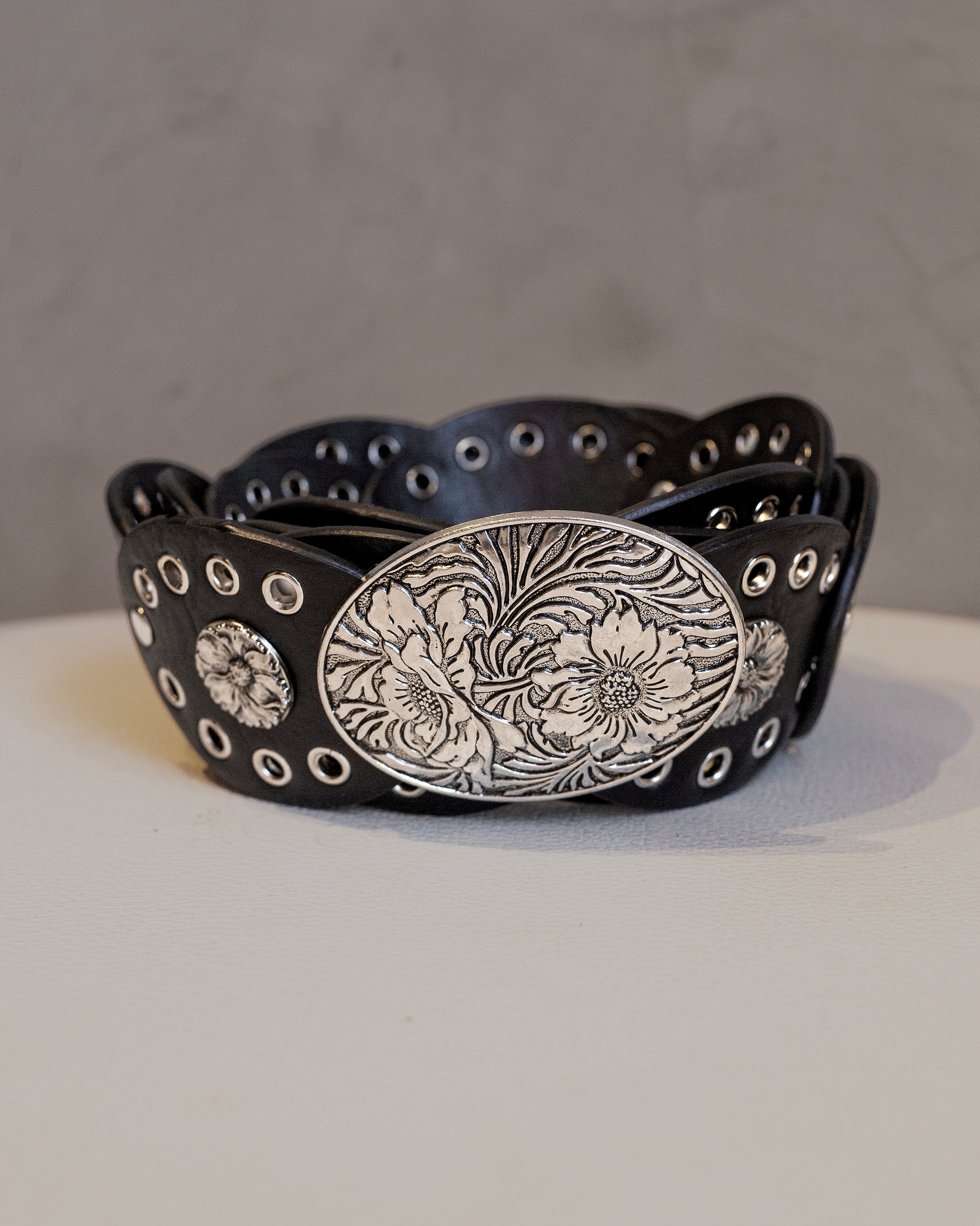 Cinto negro ancho de polipiel con estoperoles plata