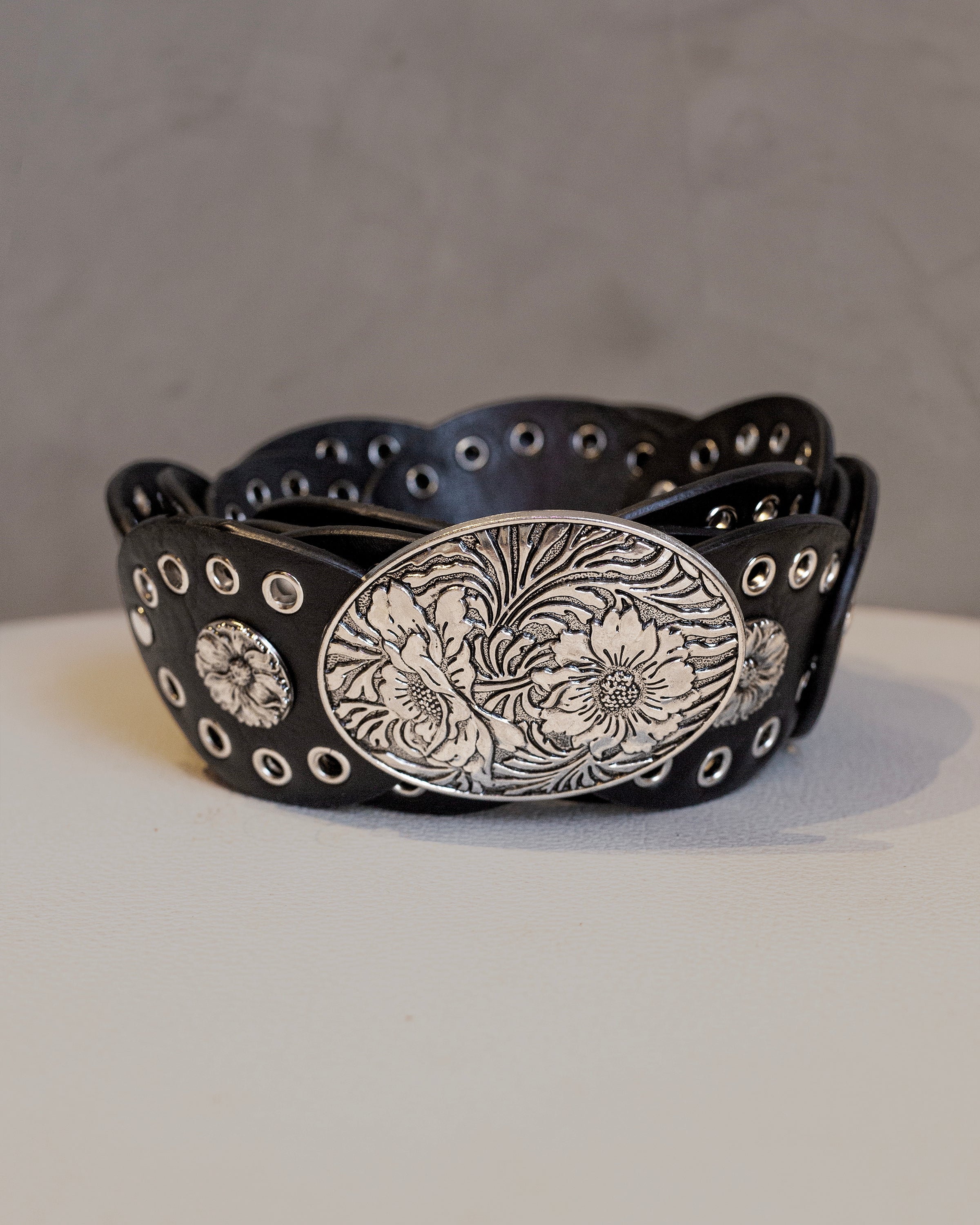 Cinto negro ancho de polipiel con estoperoles plata