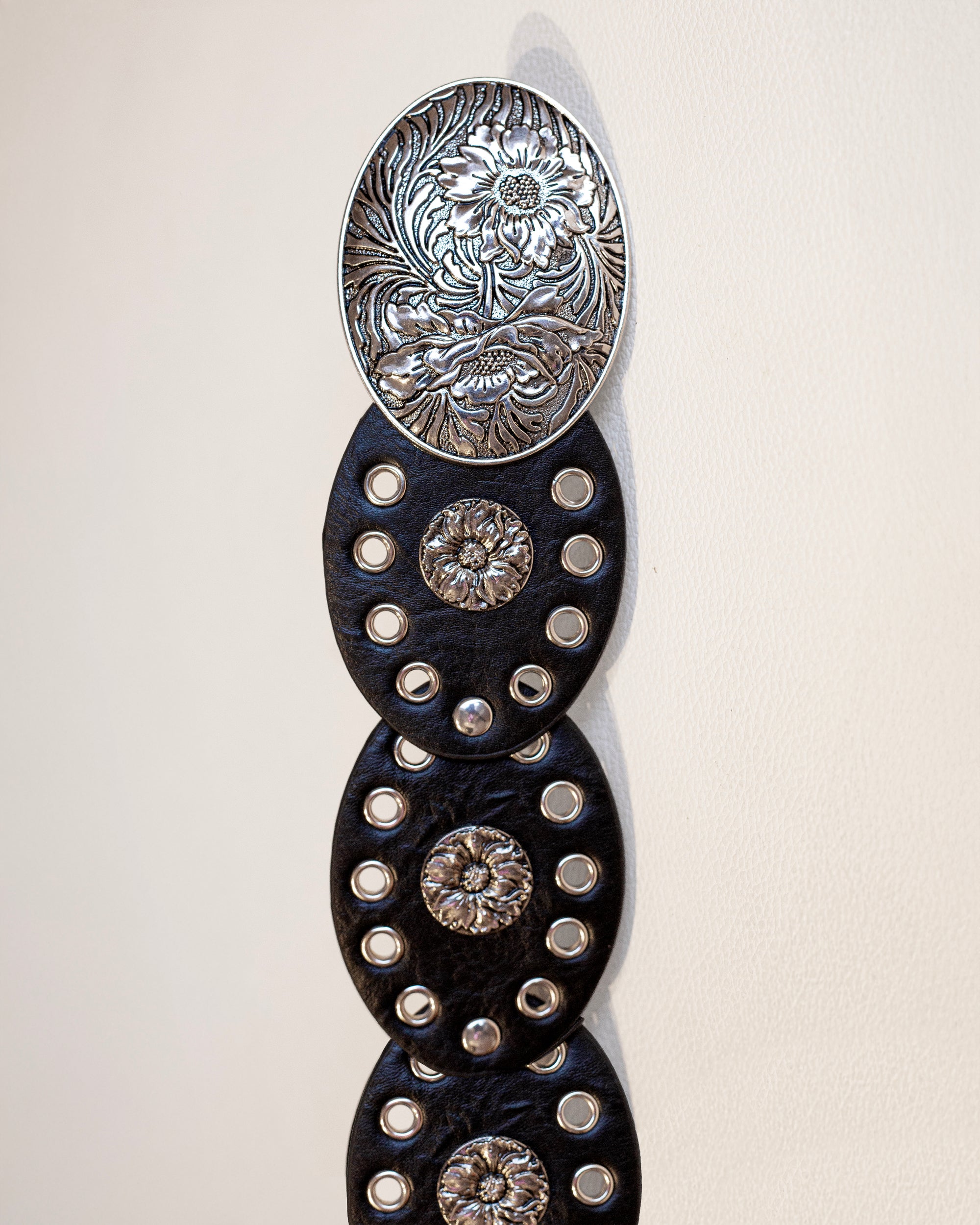 Cinto negro ancho de polipiel con estoperoles plata