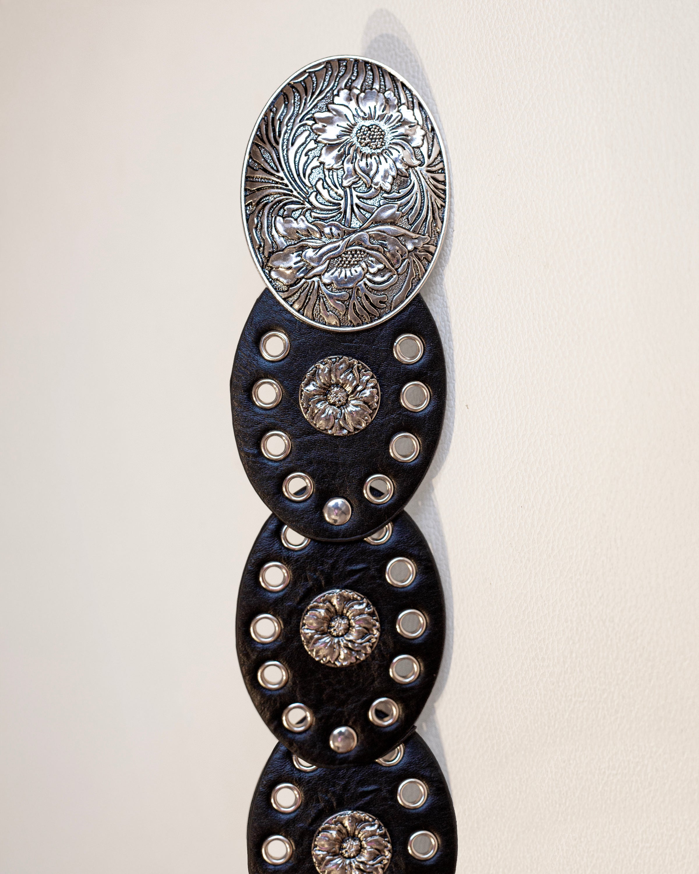 Cinto negro ancho de polipiel con estoperoles plata