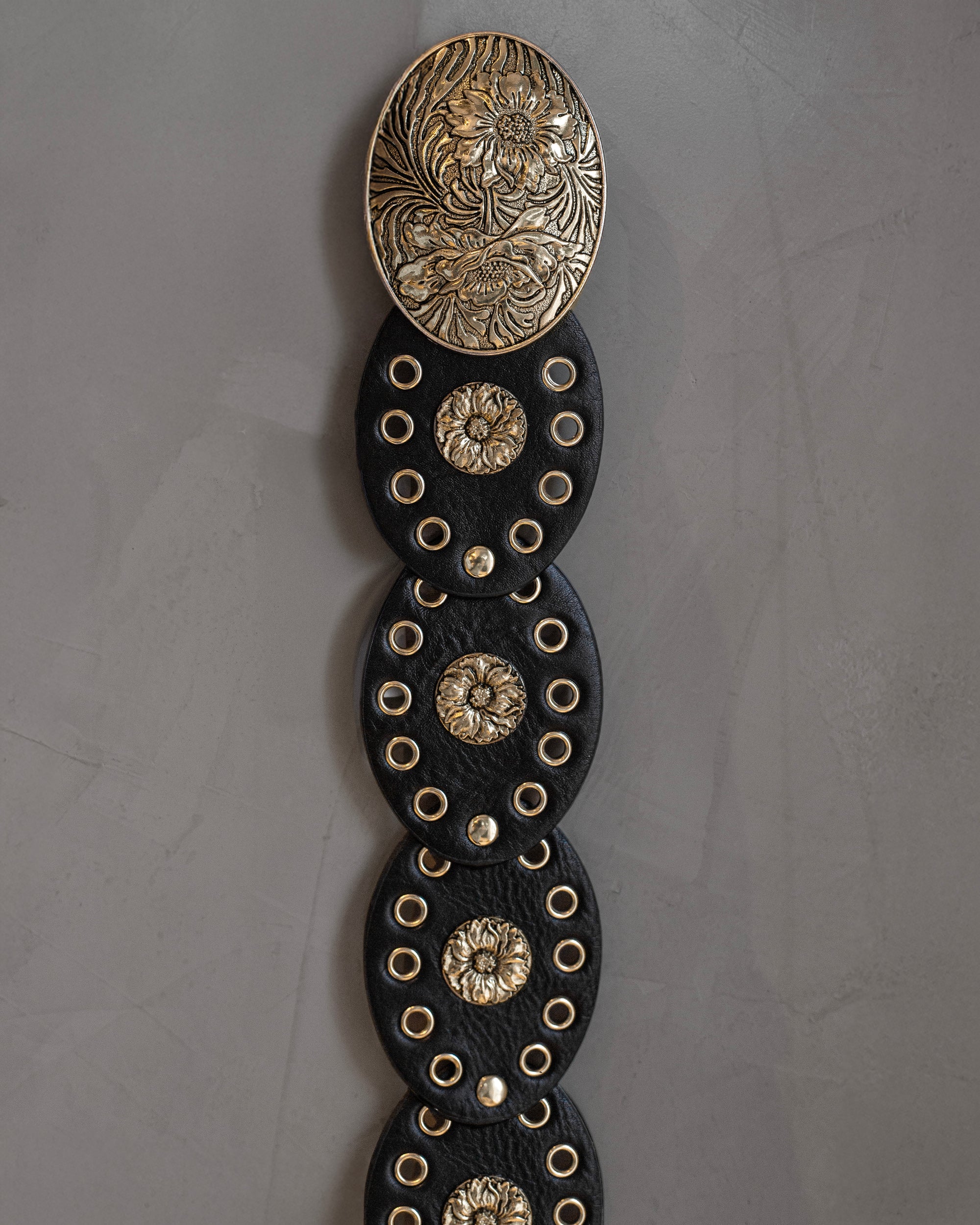 Cinto negro ancho de polipiel con estoperoles dorados