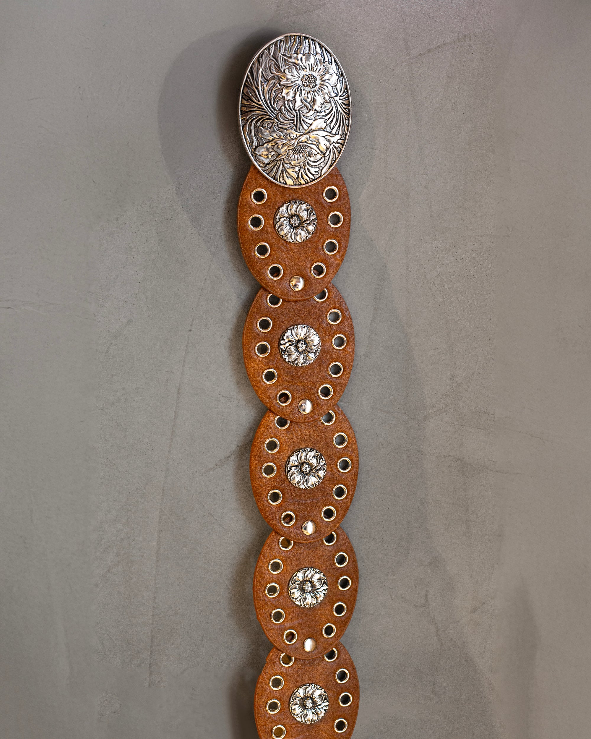 Cinto camel  de polipiel con estoperoles