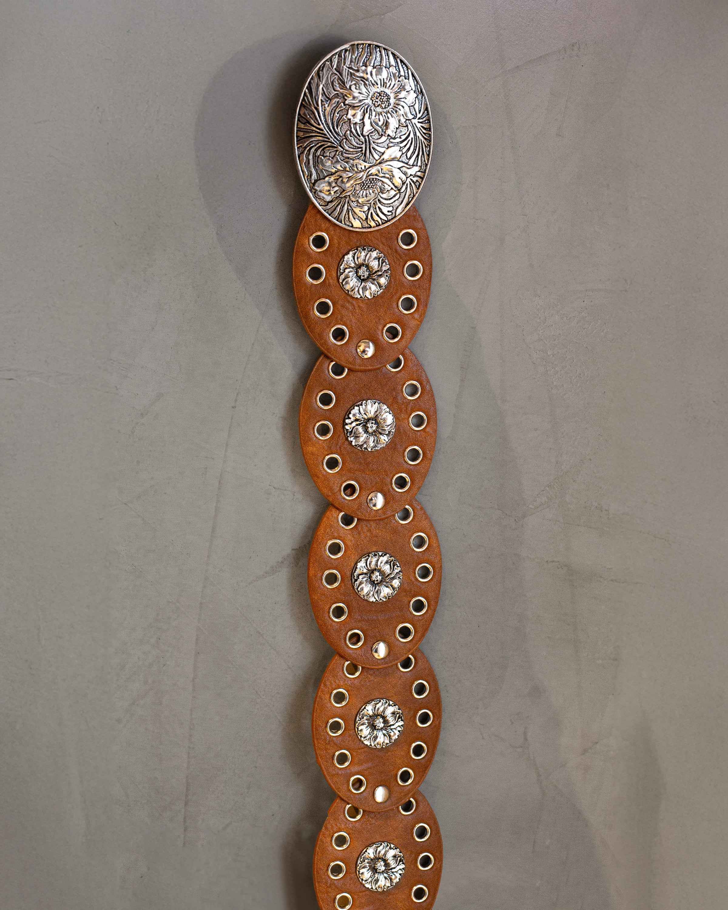 Cinto camel  de polipiel con estoperoles