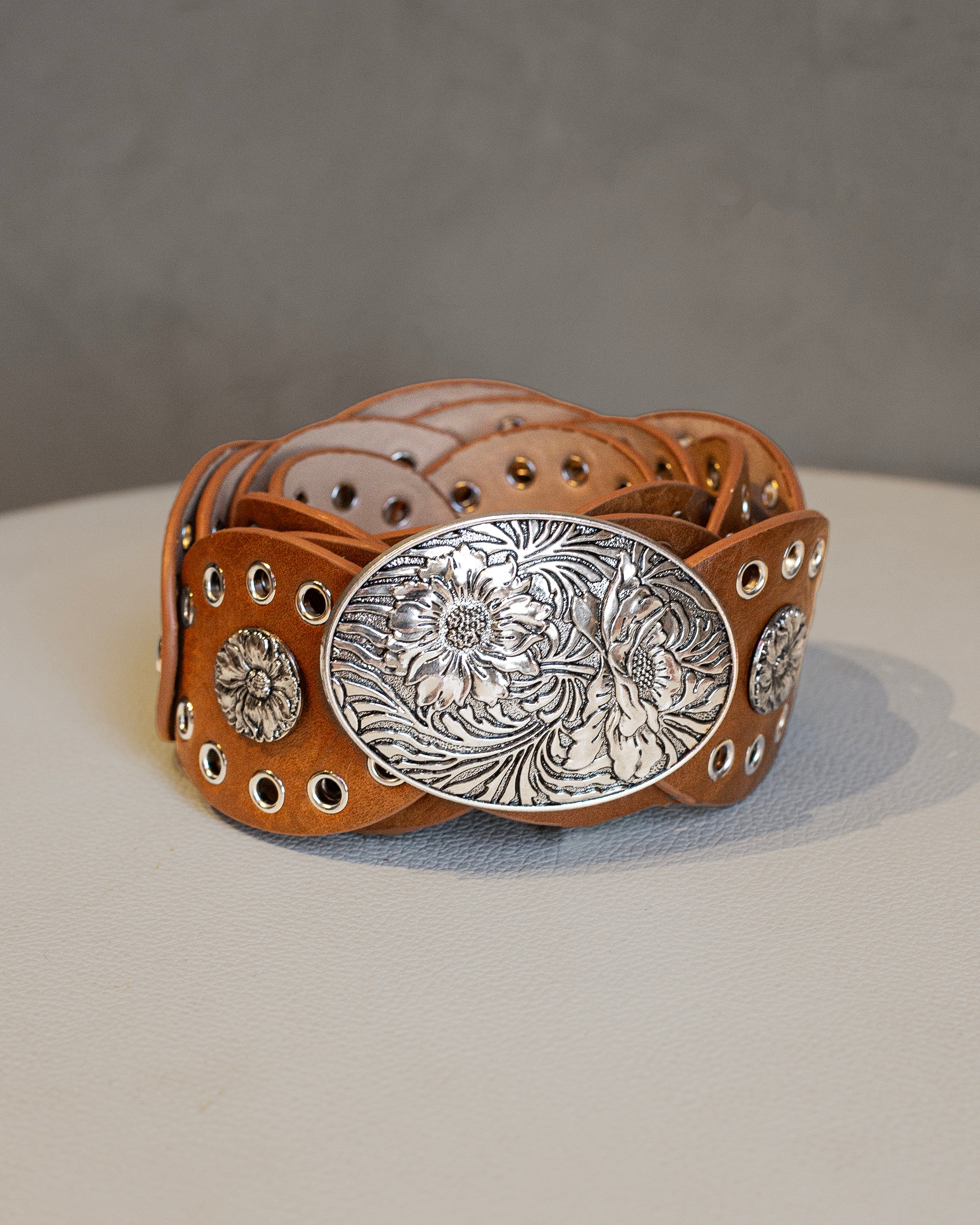 Cinto camel  de polipiel con estoperoles