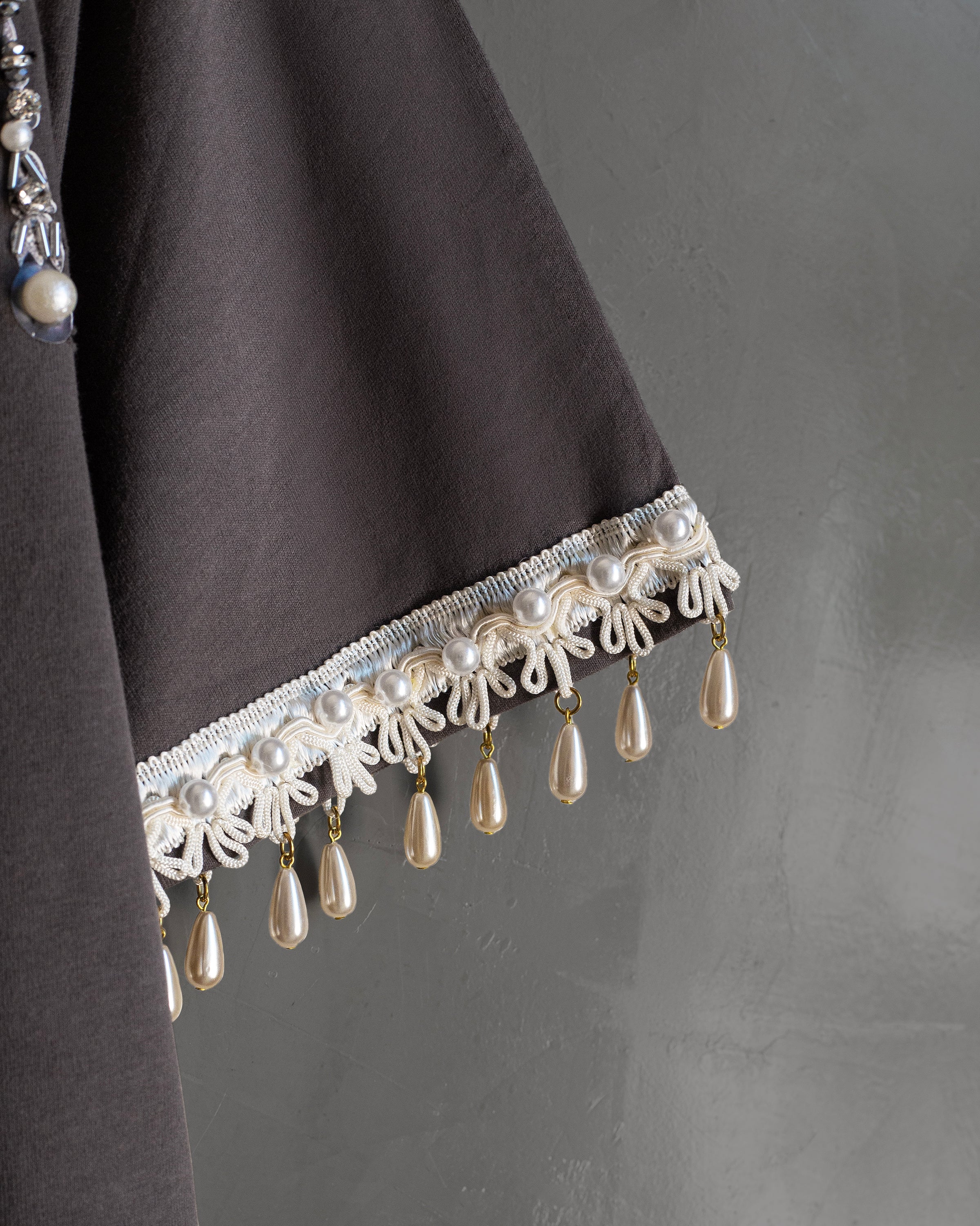 TSHIRT GRIS COLLAR CRISTALES Y PERLAS