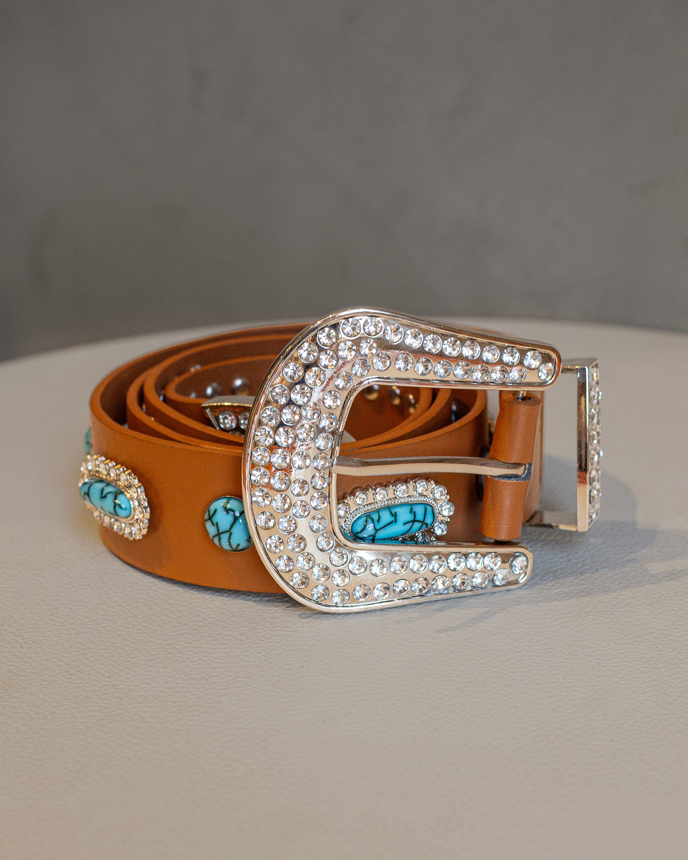 Cinto camel de polipiel con turquesas