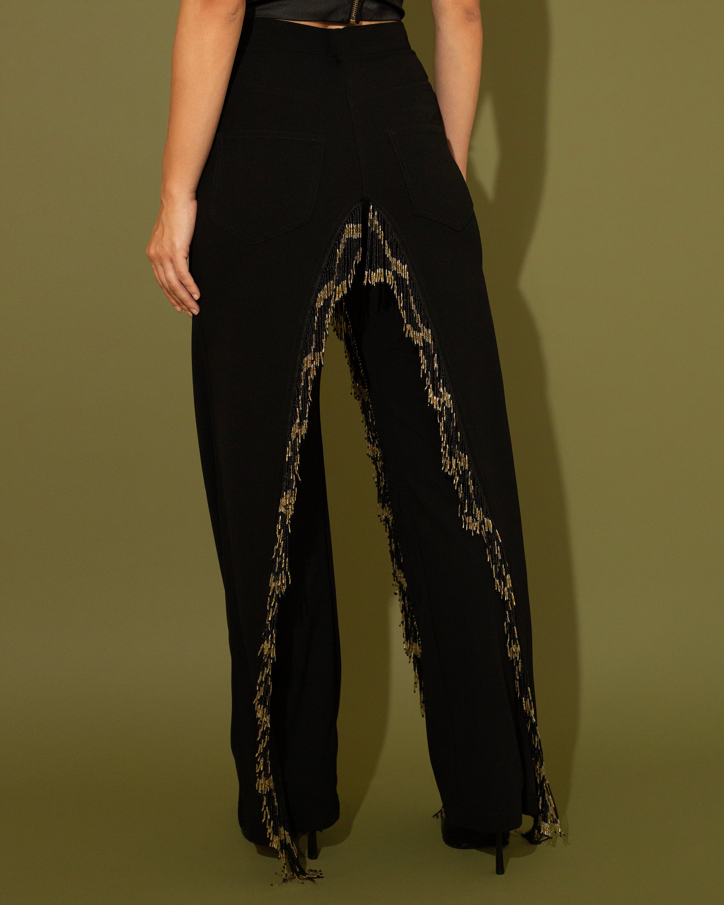 Pantalón negro layered con flecos