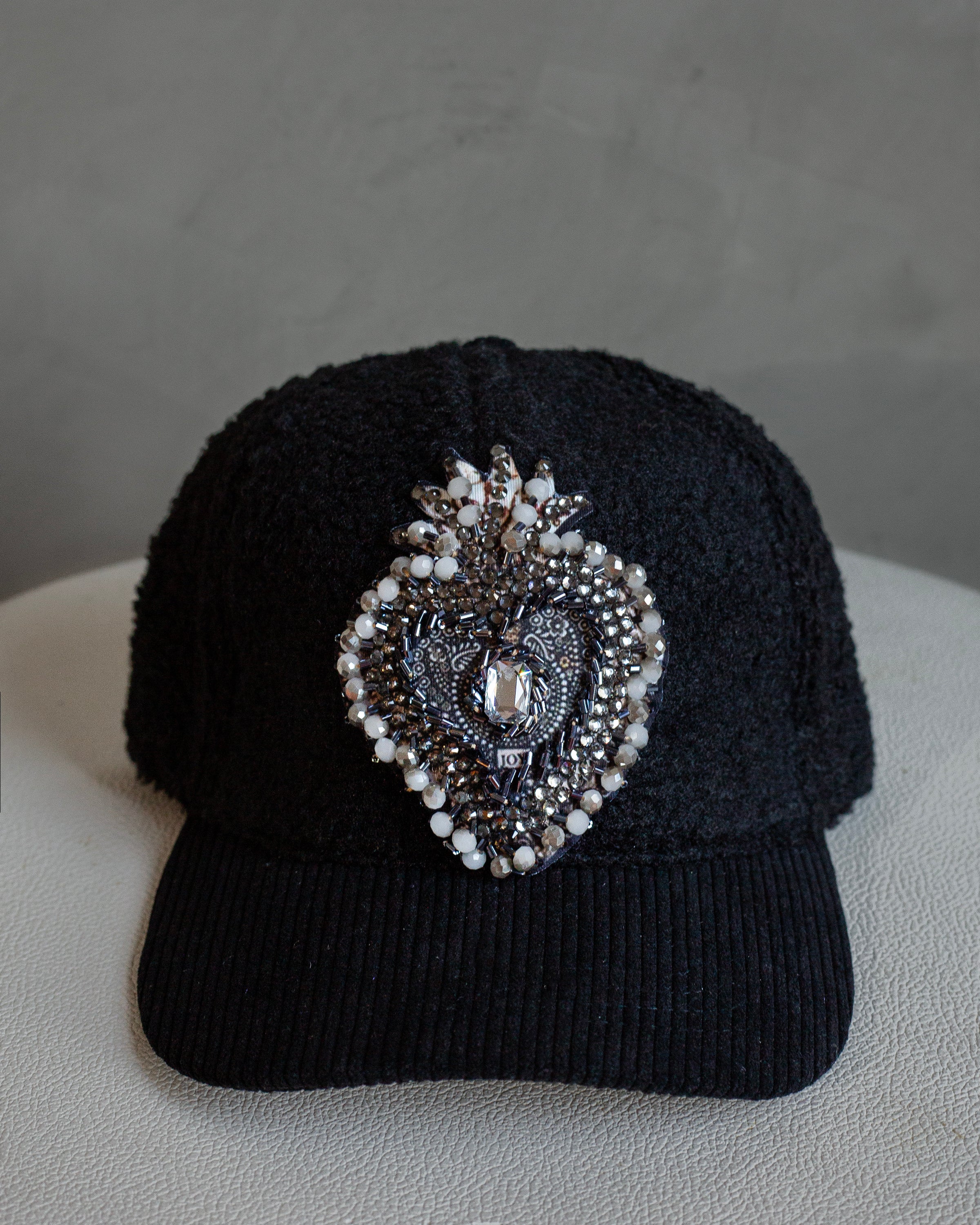 Baseball cap negra aborregada corazón