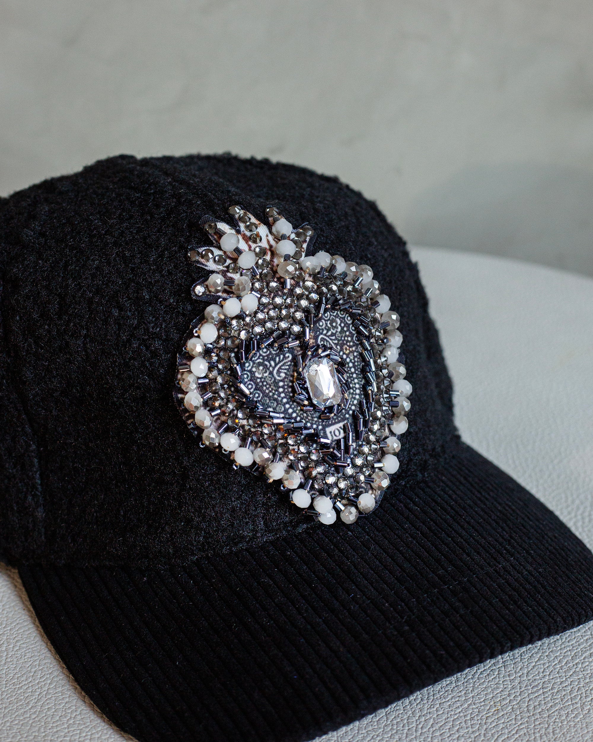 Baseball cap negra aborregada corazón