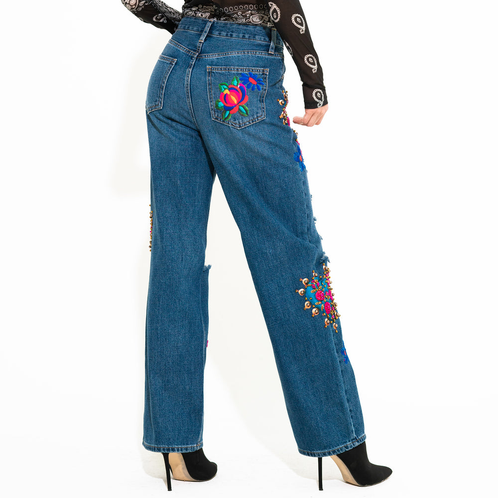 STRAIGHT JEANS BORDADO FLORES Y CORAZONES