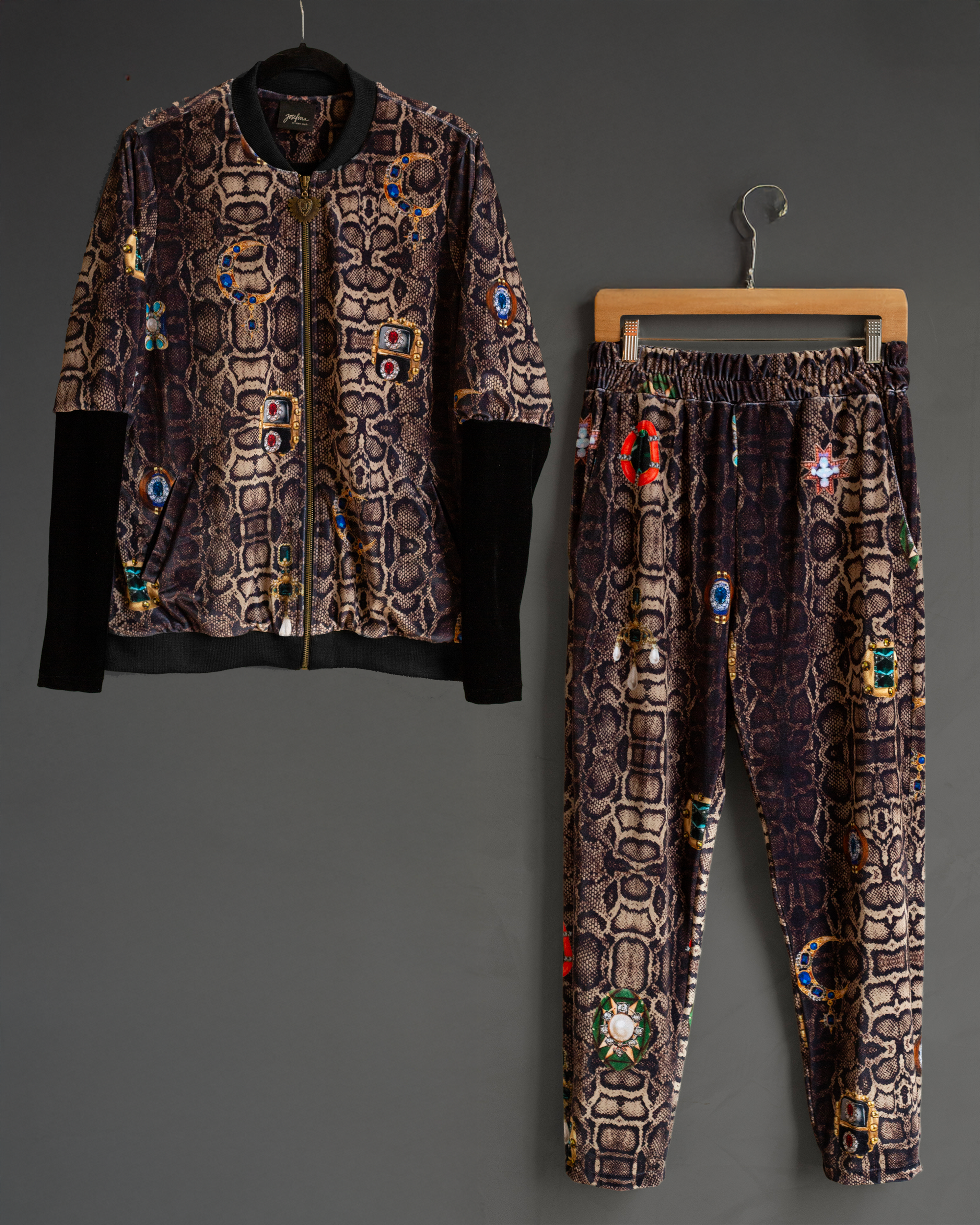 Coordinado velvet snakeprint con charms