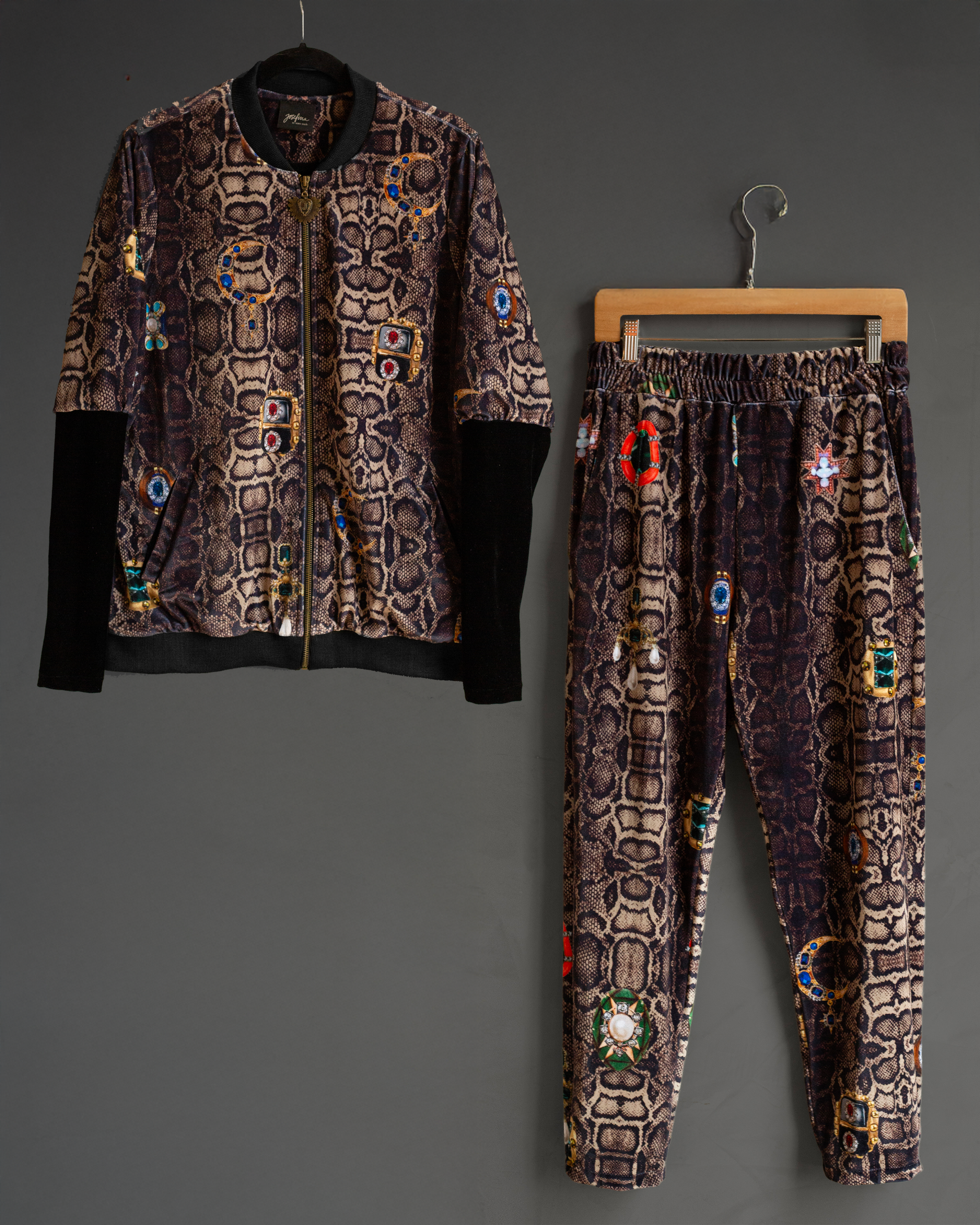 Coordinado velvet snakeprint con charms