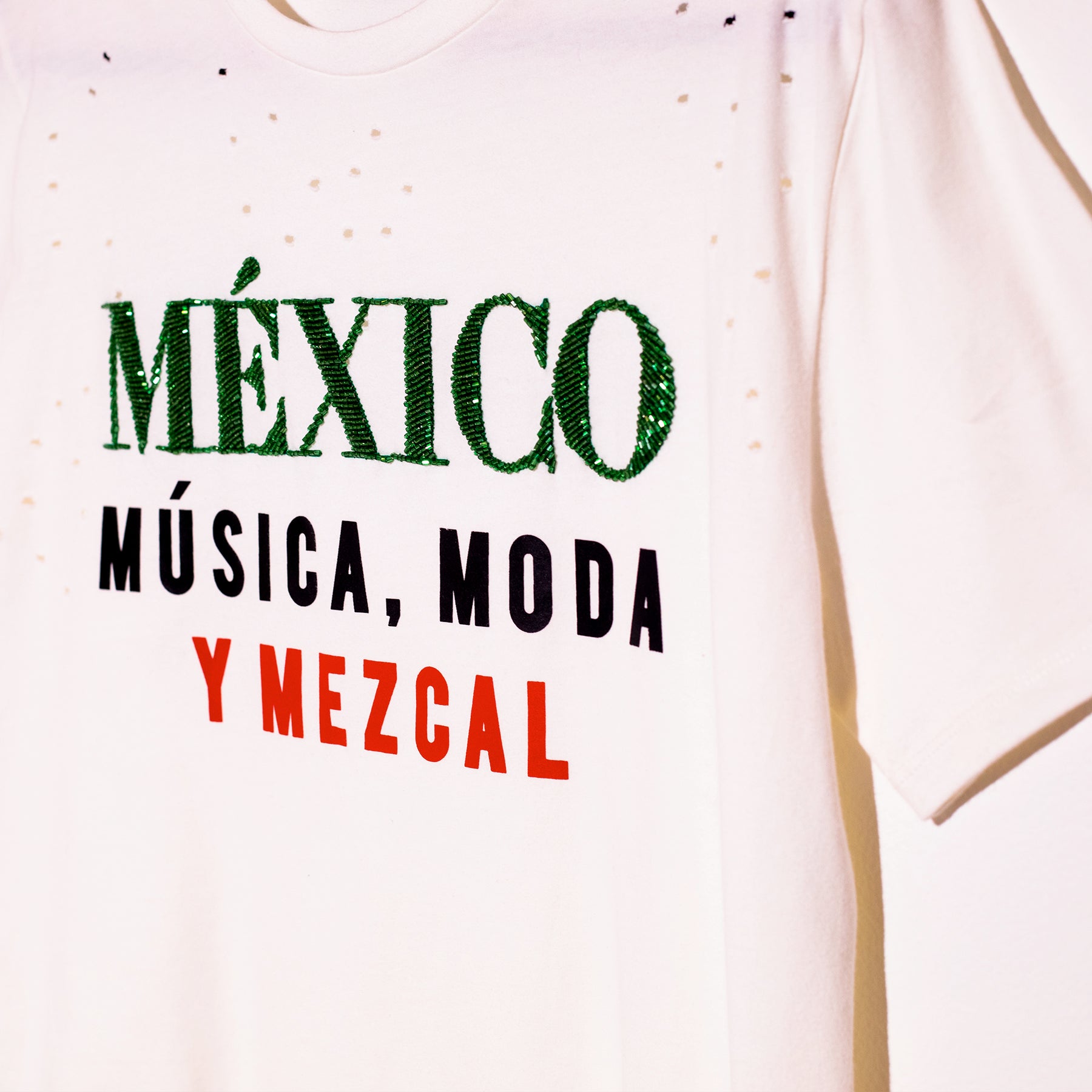 Ripped tee blanca México, música, moda y mezcal