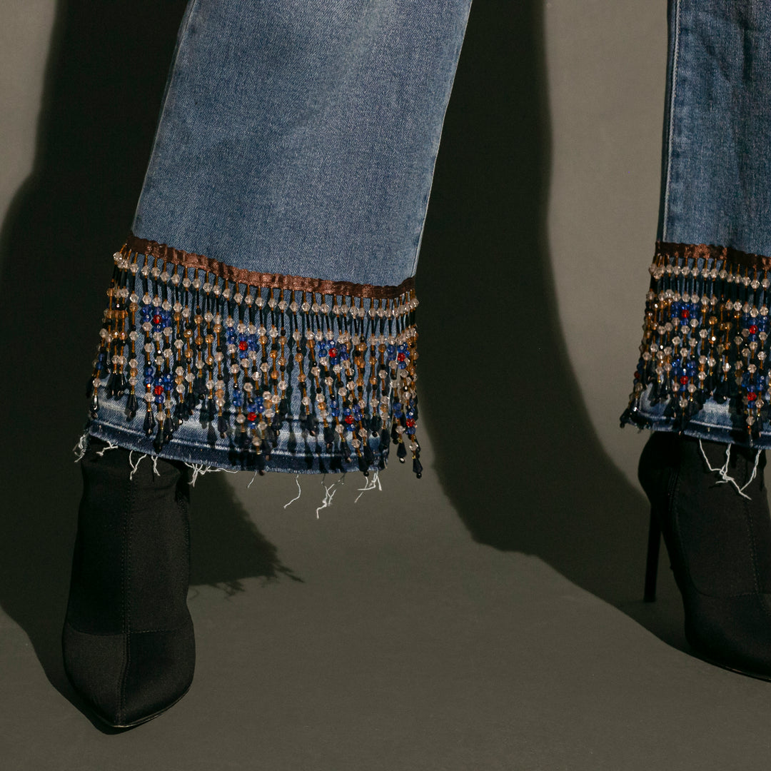 Wide leg jeans con flecos de pedrería