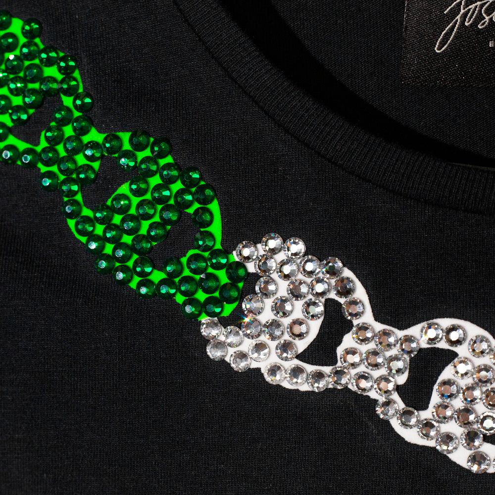Tee negra mexicana de corazón collar tricolor