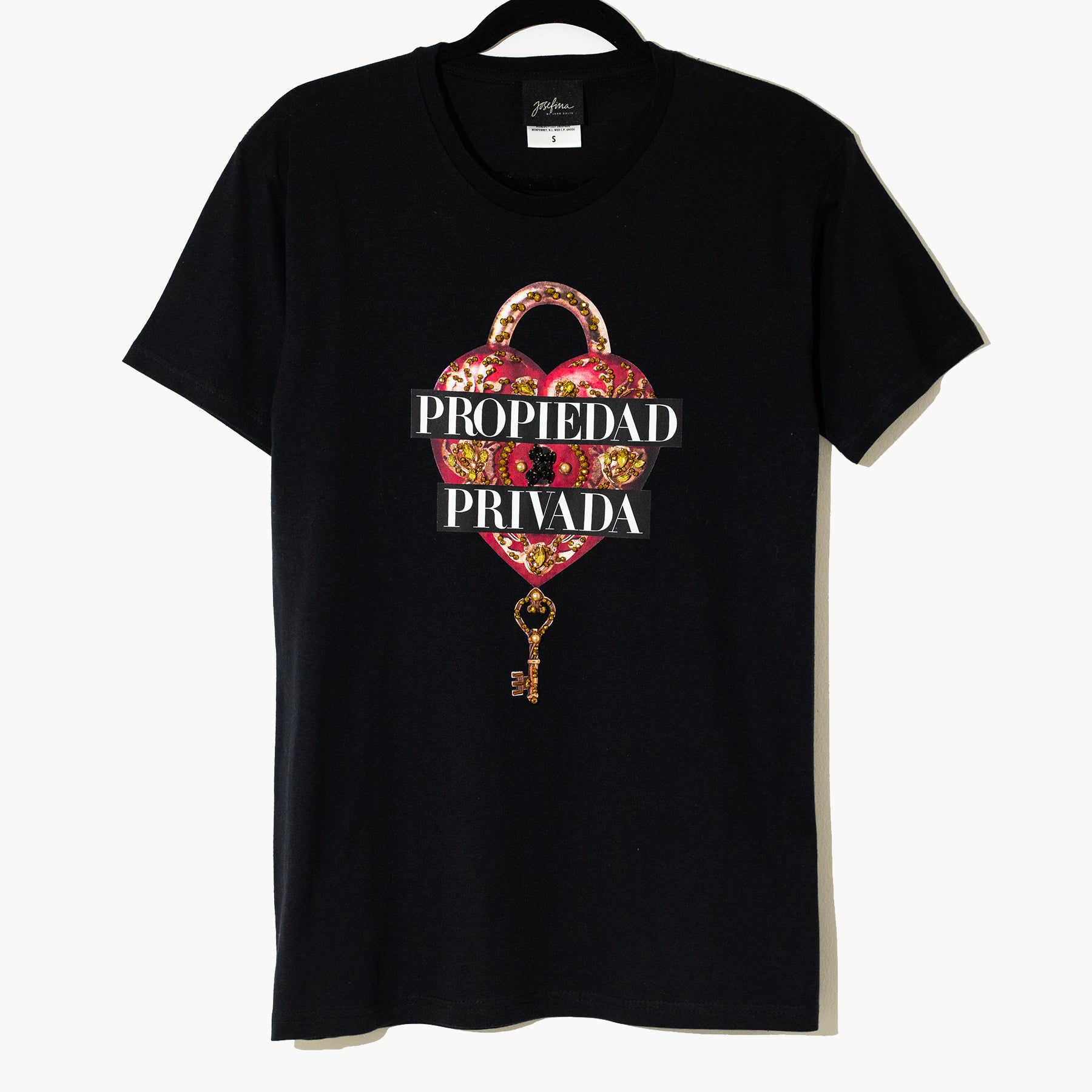 T SHIRT NEGRA PROPIEDAD PRIVADA BORDADA