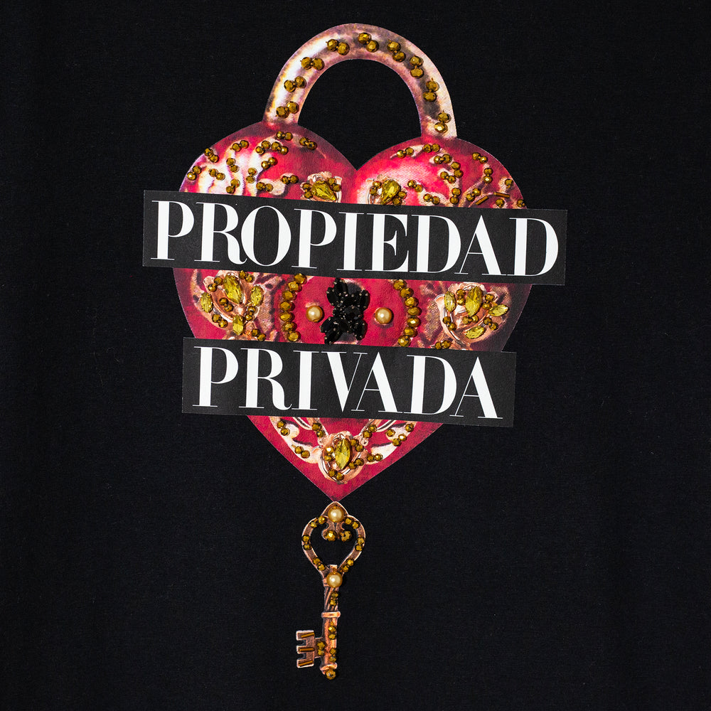 T SHIRT NEGRA PROPIEDAD PRIVADA BORDADA