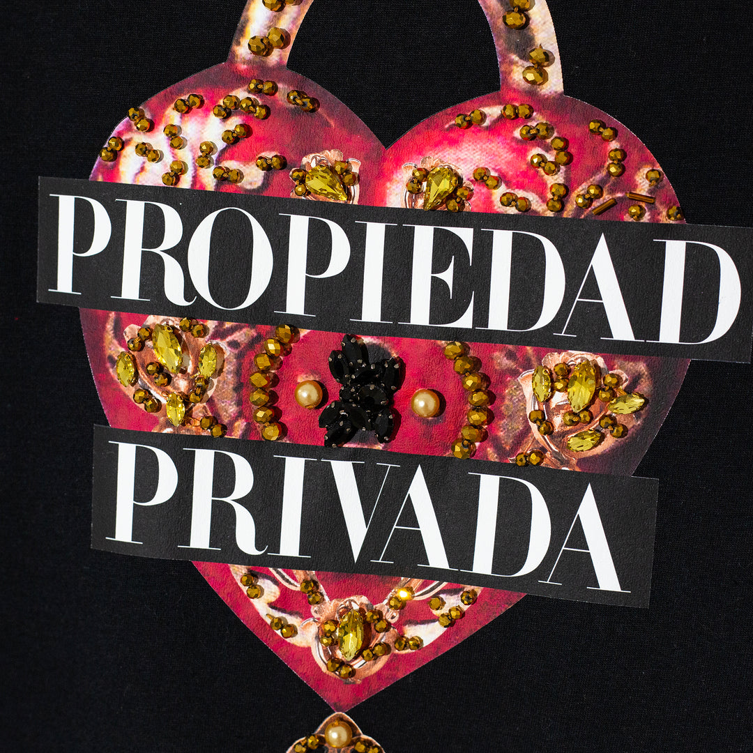 T SHIRT NEGRA PROPIEDAD PRIVADA BORDADA