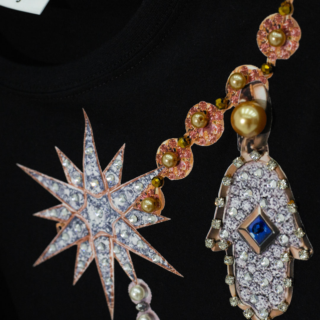 Cropped tee negra con olanes charms