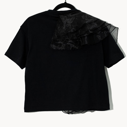 Cropped tee negra con olanes charms