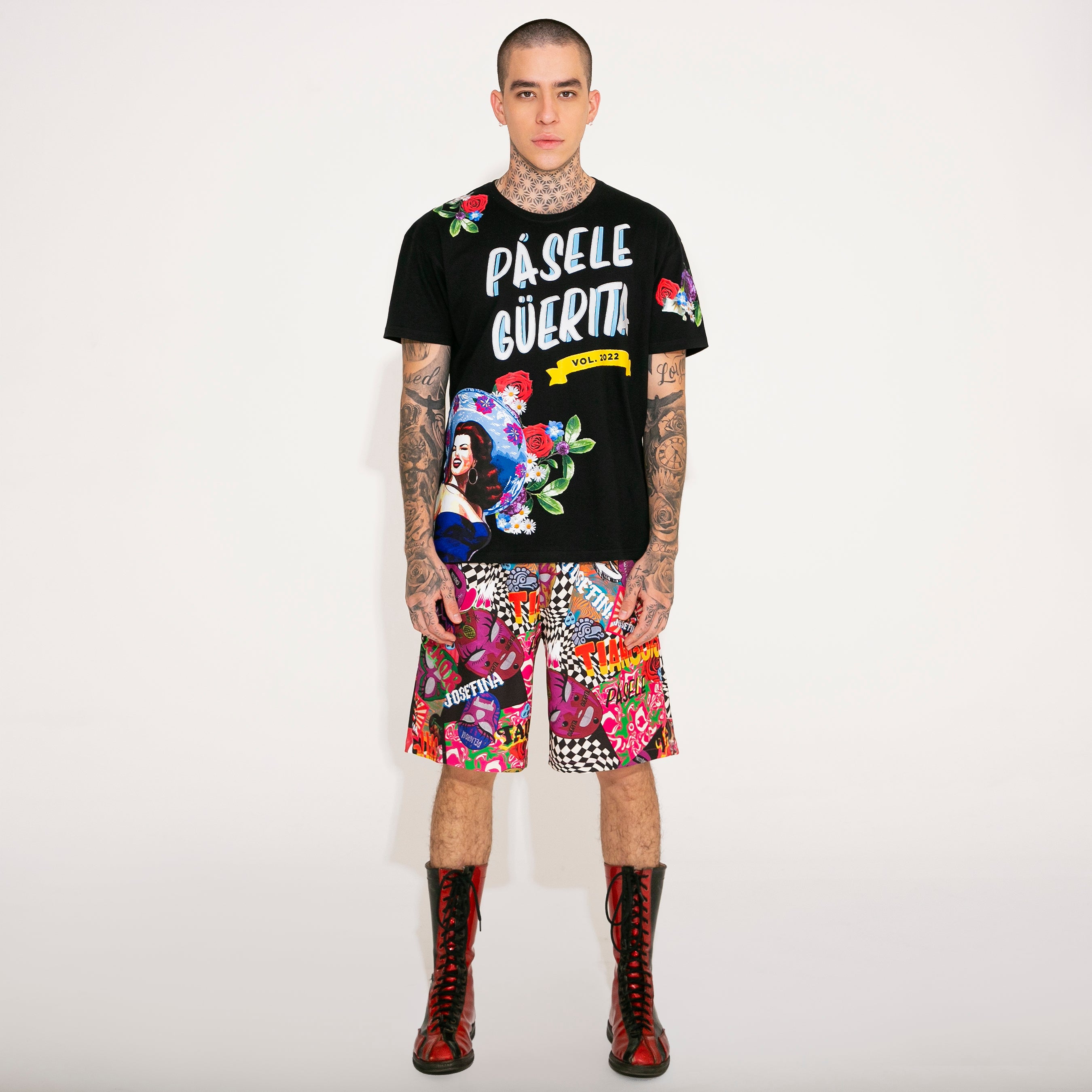 T-SHIRT NEGRA “PÁSELE GÜERITA” CON FLORES
