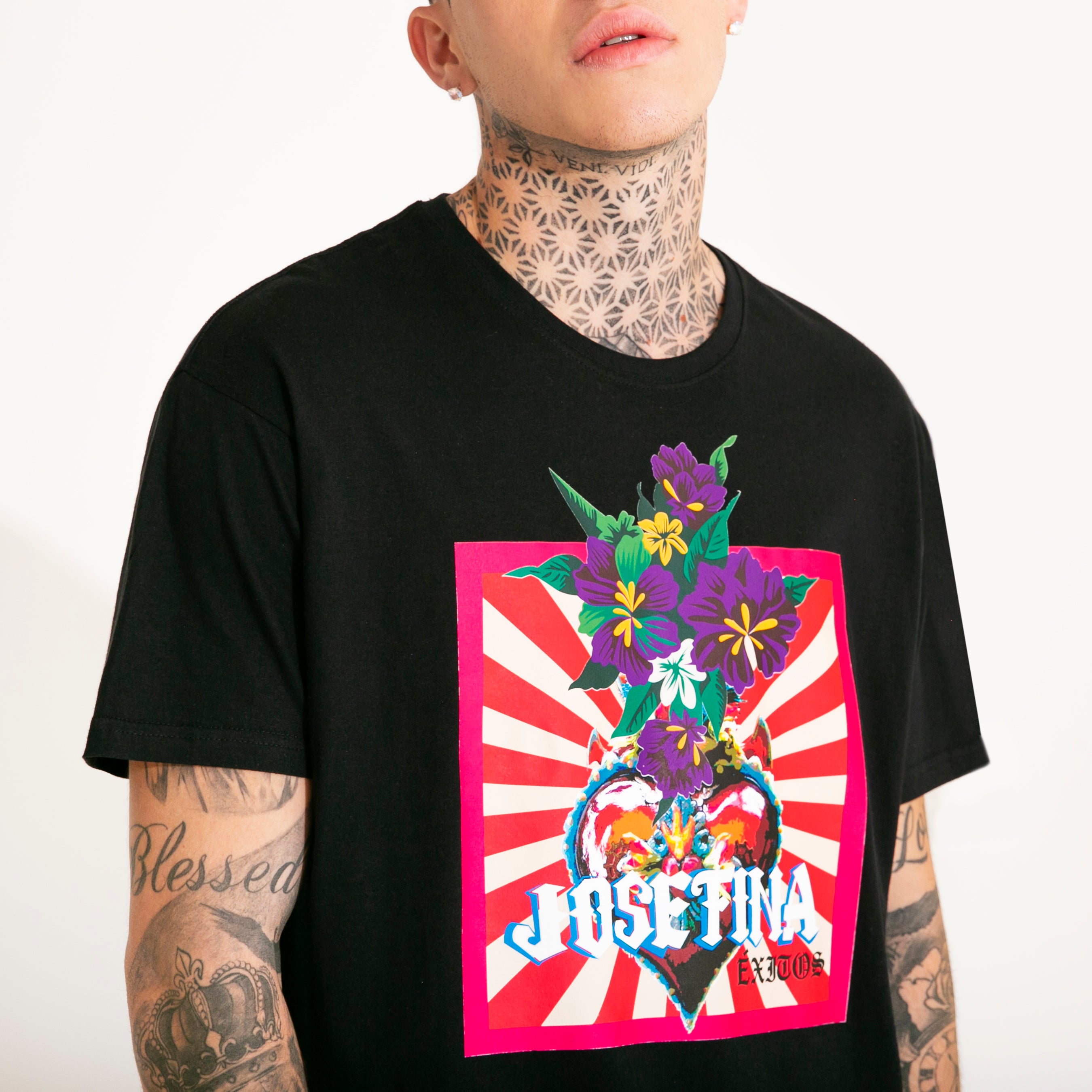 T SHIRT NEGRA “JOSEFINA ÉXITOS” CON FLORES