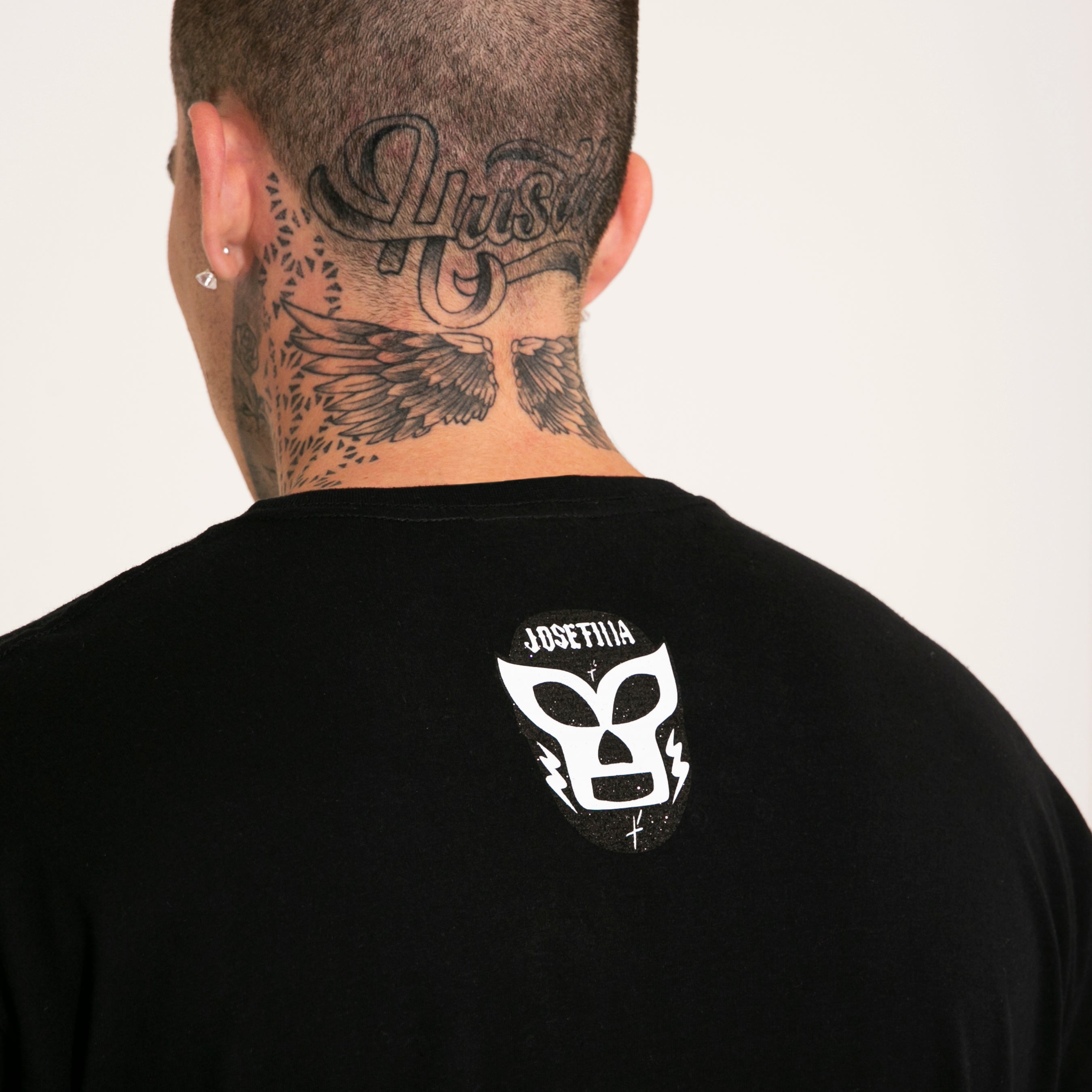 T-SHIRT NEGRA “TIANGUIS DEL AMOR” CON MANGA NARANJA