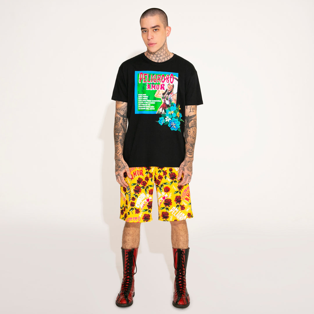 T SHIRT NEGRA “PELIGROSO AMOR” CON FLORES