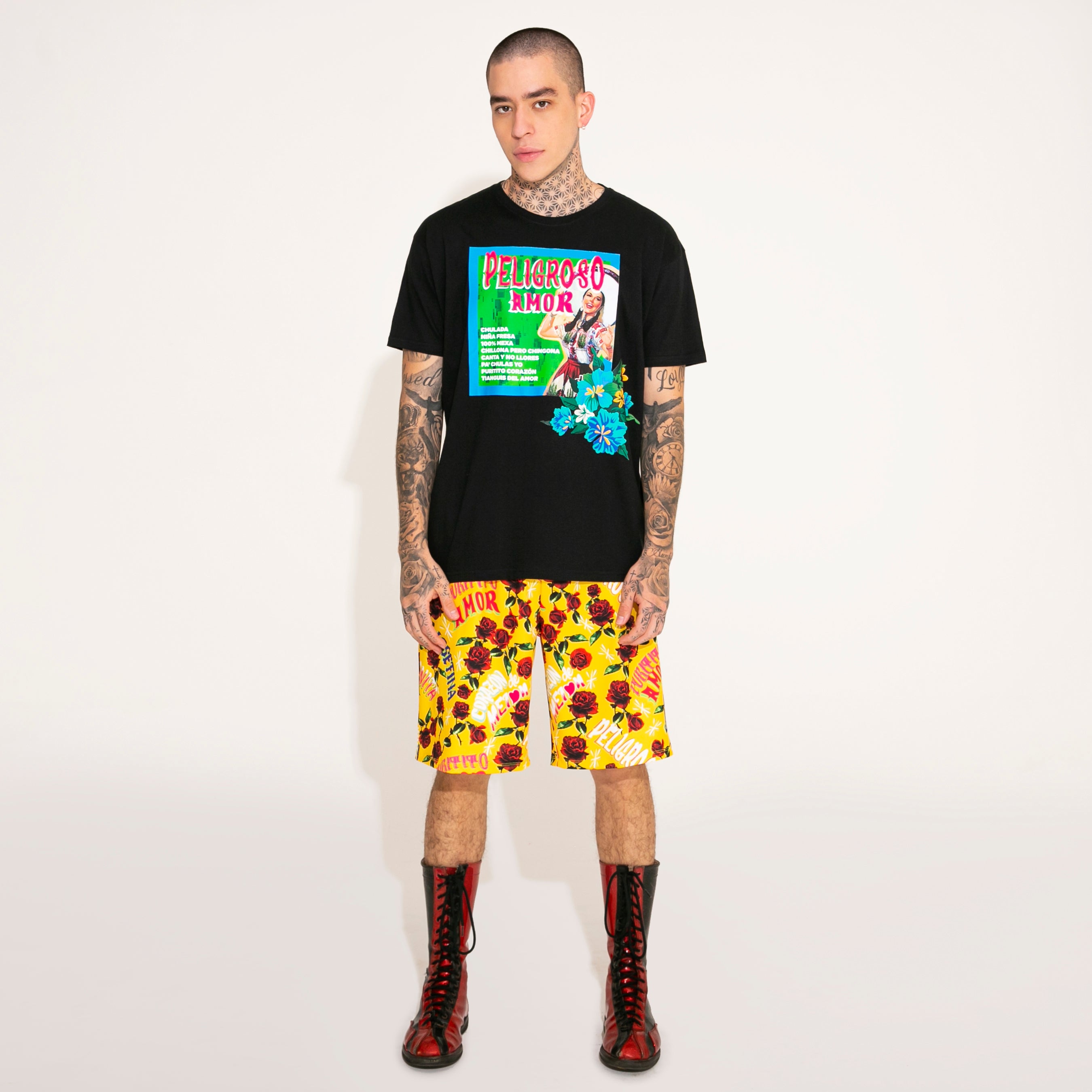 T SHIRT NEGRA “PELIGROSO AMOR” CON FLORES