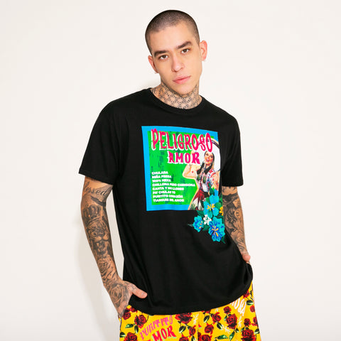 T SHIRT NEGRA “PELIGROSO AMOR” CON FLORES