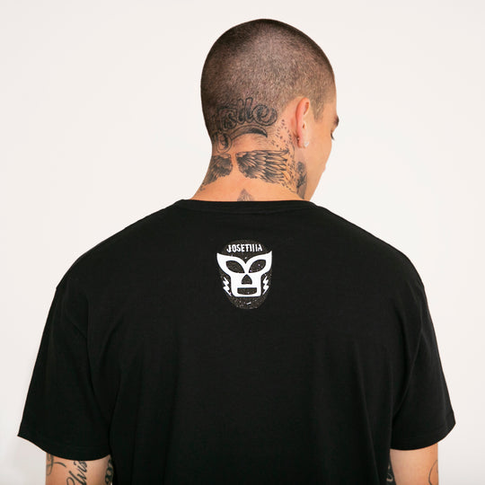 T SHIRT NEGRA “PELIGROSO AMOR” CON FLORES