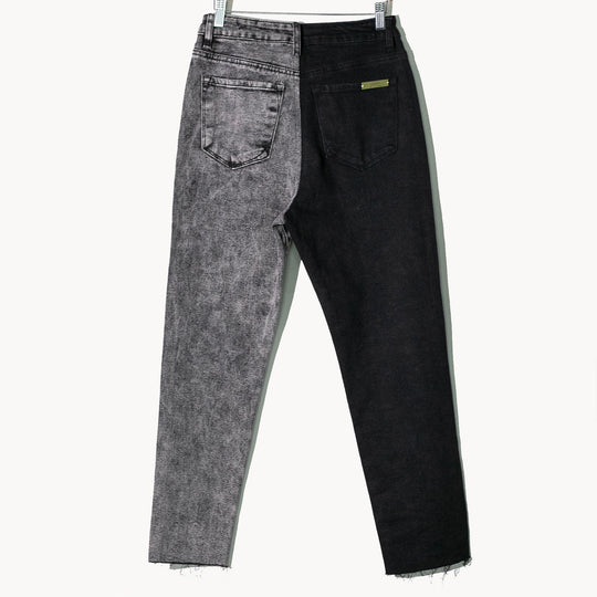 Mom jeans bicolor gris/negro con parches y charms