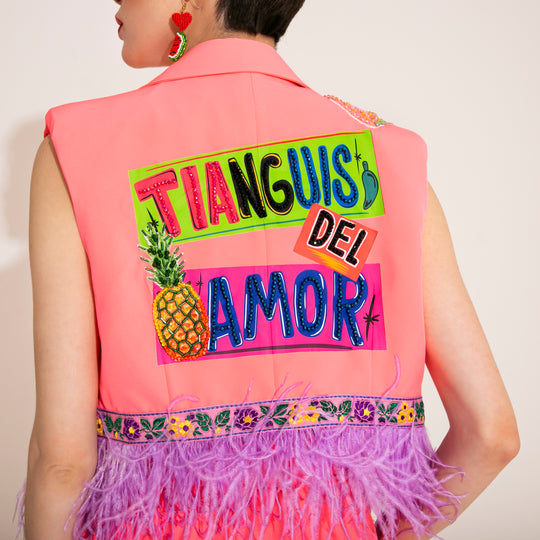 CHALECO ROSA NEÓN CON PLUMAS “TIANGUIS DEL AMOR”