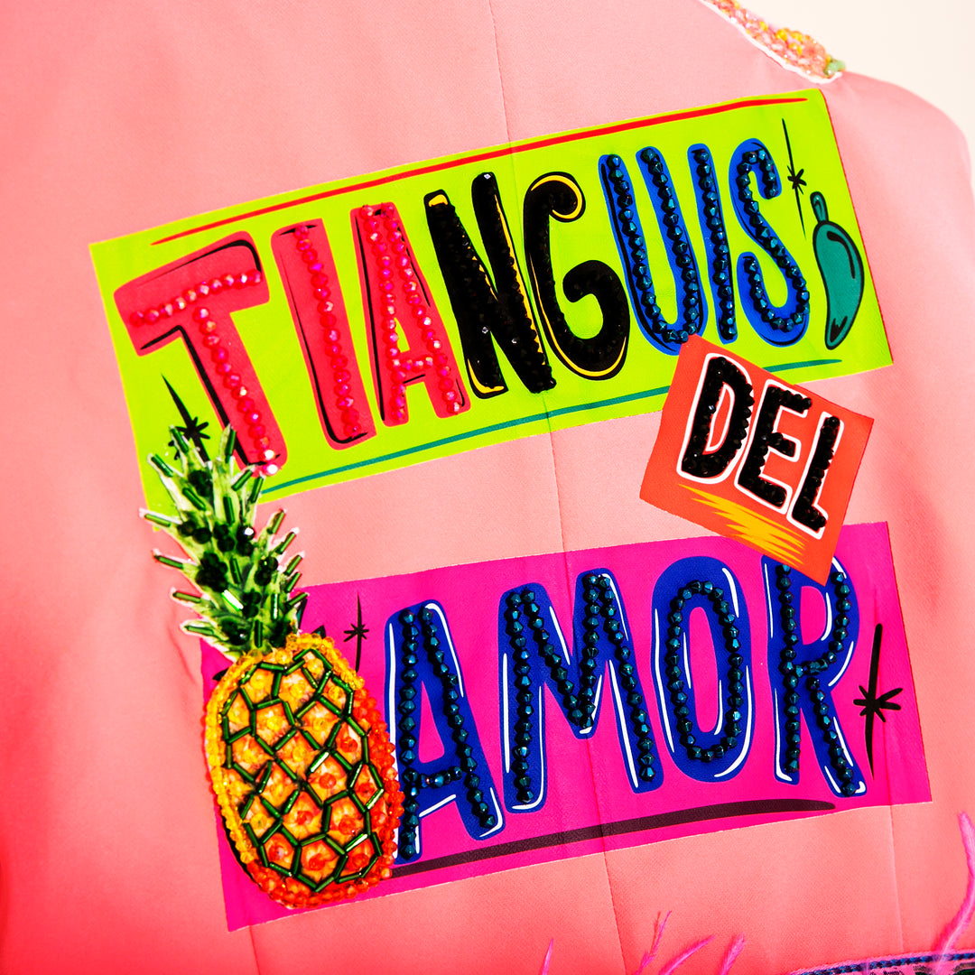 CHALECO ROSA NEÓN CON PLUMAS “TIANGUIS DEL AMOR”