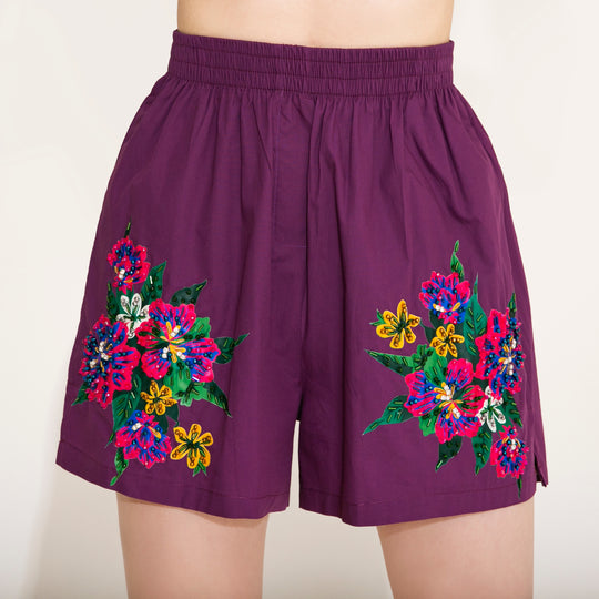 SHORT MORADO CON FLORES BORDADAS