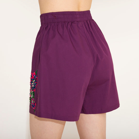 SHORT MORADO CON FLORES BORDADAS