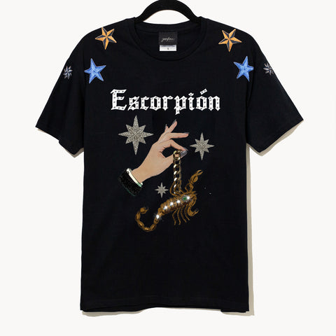 T shirt negra Escorpión bordada