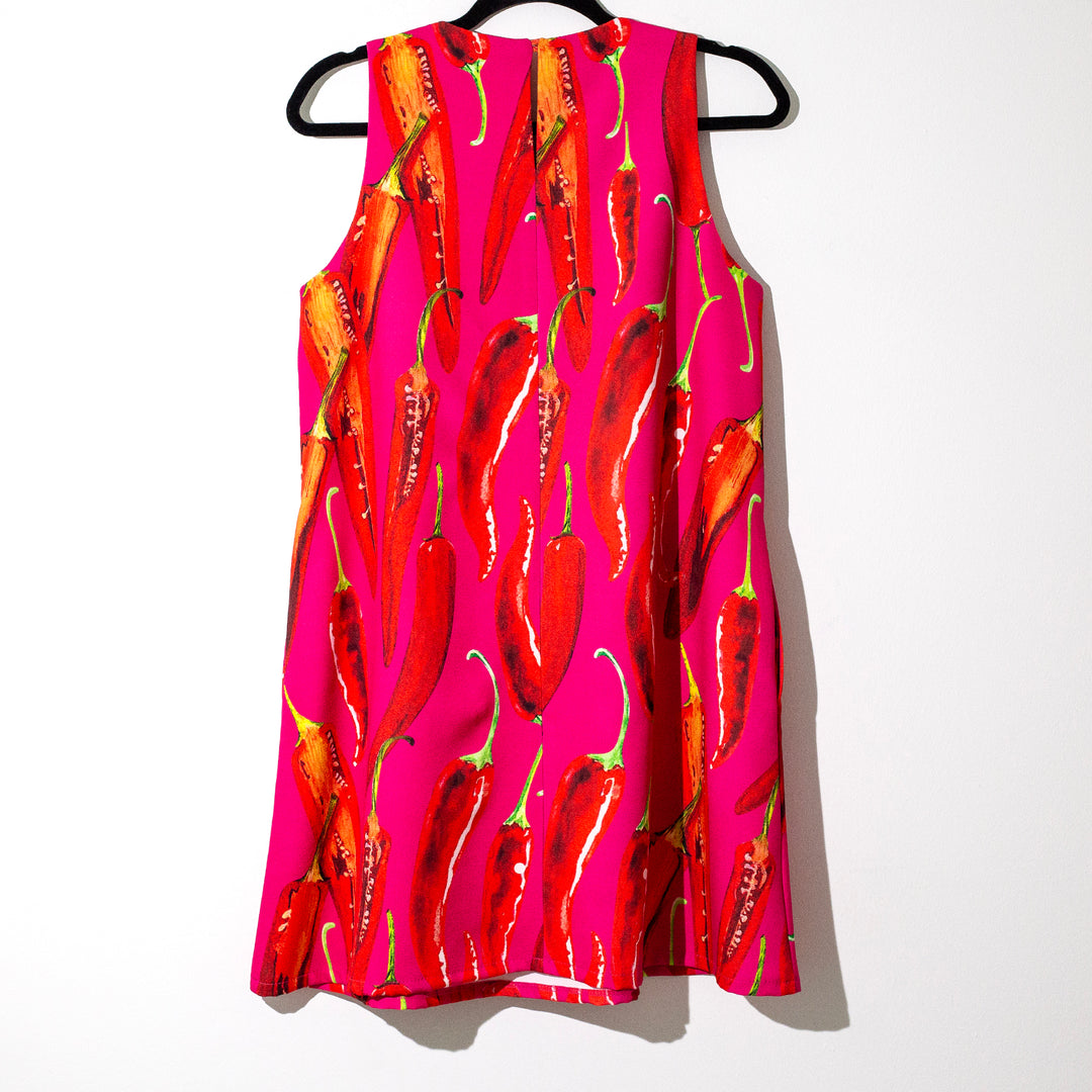 VESTIDO CORTE A MAGENTA CON CHILES